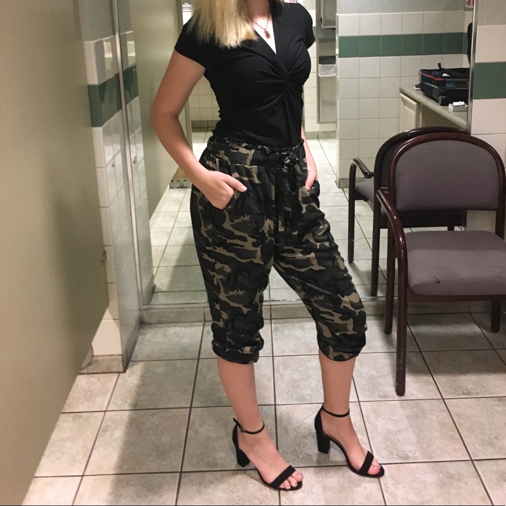Camo Capri Pants size medium in juniors